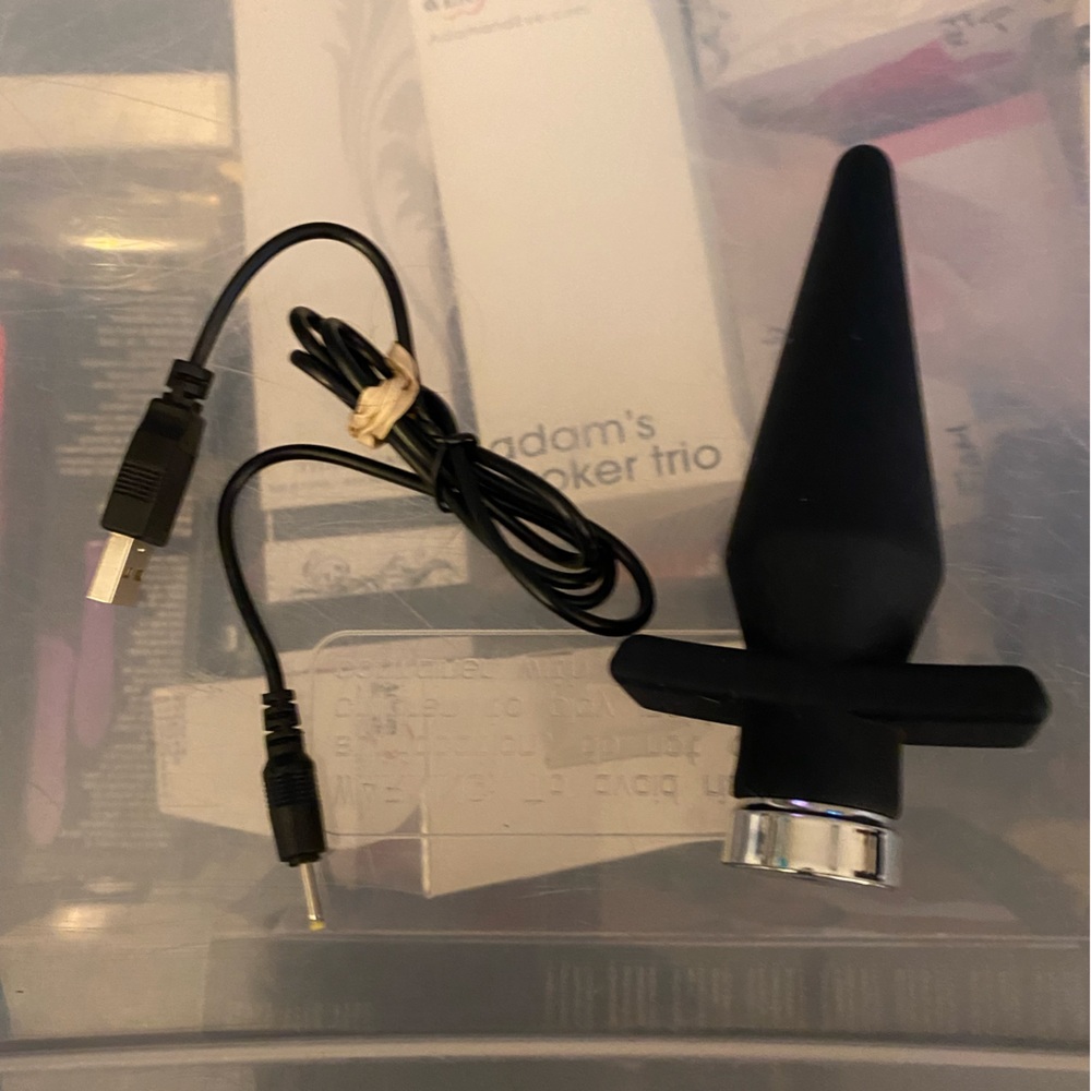 New zero tolerance lg vibrating butt plug don’t have box. No issues